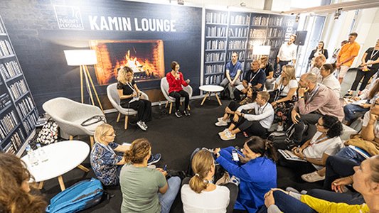 Photo of the fireplace lounge during a fireside chat at a ZP trade fair