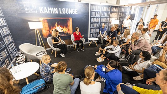 Foto der Kamin Lounge während eines Kamingesprächs auf einer ZP Messe