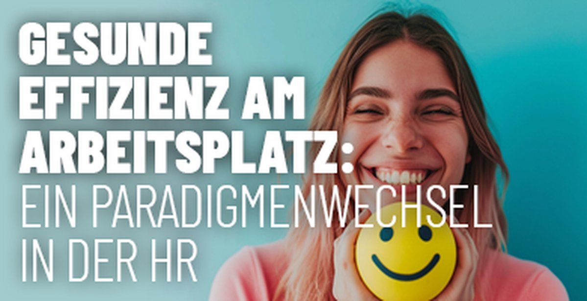 Lächelnde Frau mit einem Smiley Ball in der Hand