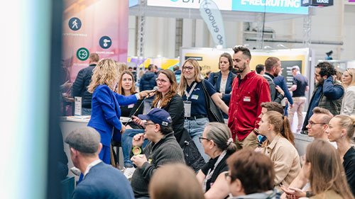 Bild der Besucher an der Thesen Theke