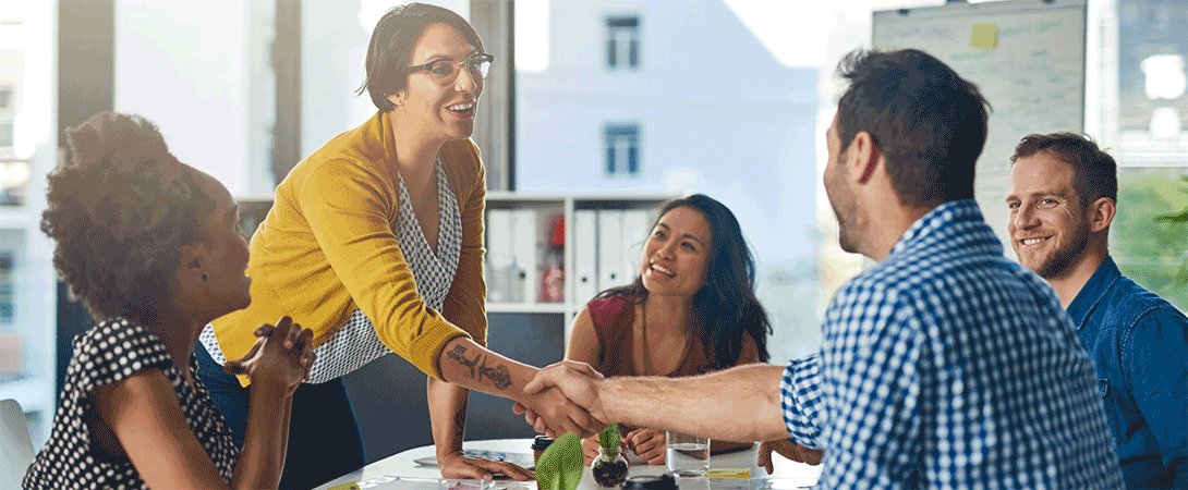Peer Recruiting Eine Gruppe sitzt gemeinsam am Tisch