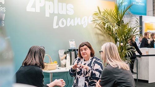 Besucher beim Networking in der ZPplus Lounge