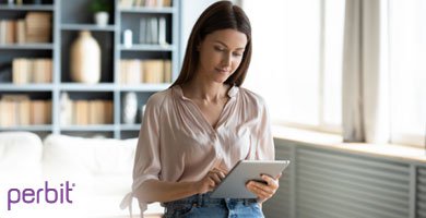 Eine Frau hat ein iPad in der Hand