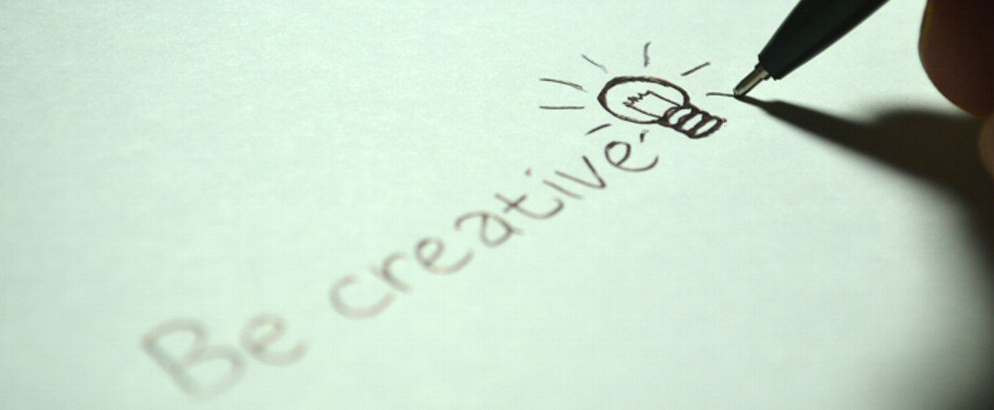 Auf einem Blattpapier steht "be creative"