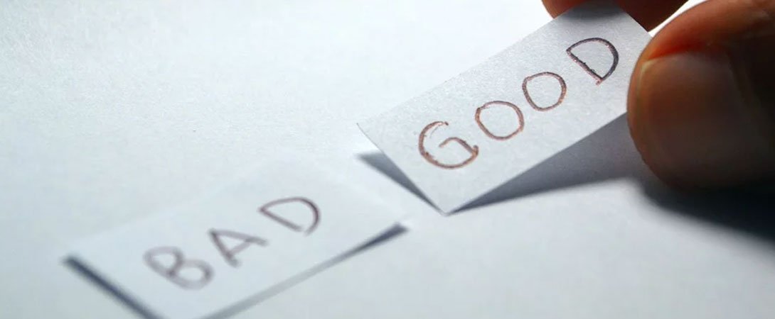 Foto mit zwei Zetteln mit der Aufschrift "Bad" und "Good"