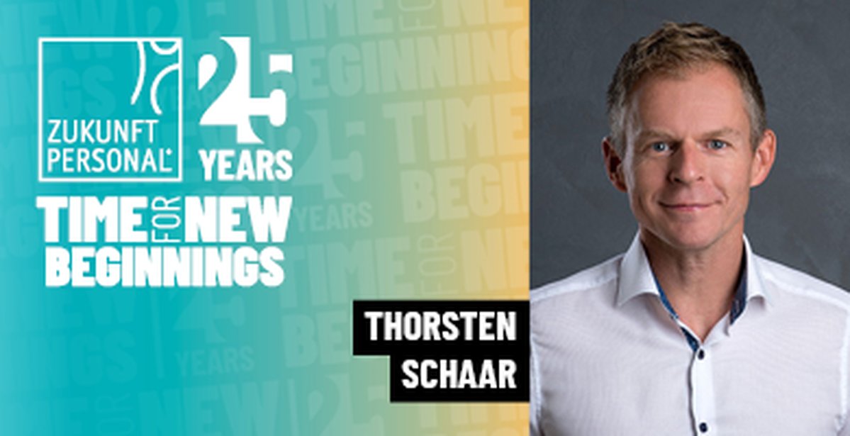 Auf der linken Seite ist der Slogan "Time for new Beginnings" mit dem 25 Jahre Jubiläums Logo zu sehen und rechts ist der Thorsten Schaar abgebildet