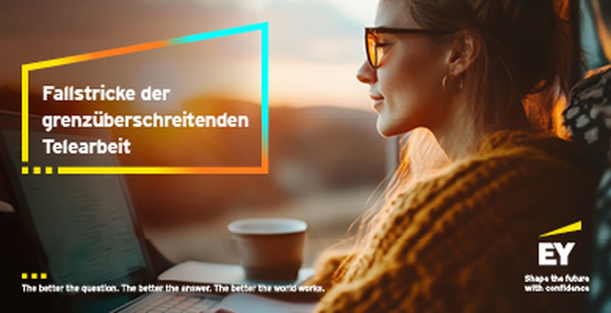 Eine Frau sitzt in einem Zug und arbeitet an ihrem Laptop