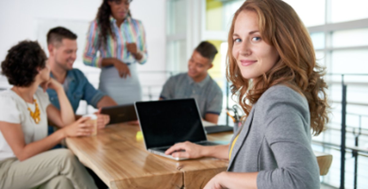 5 Personen sitzen gemeinsam am Tisch