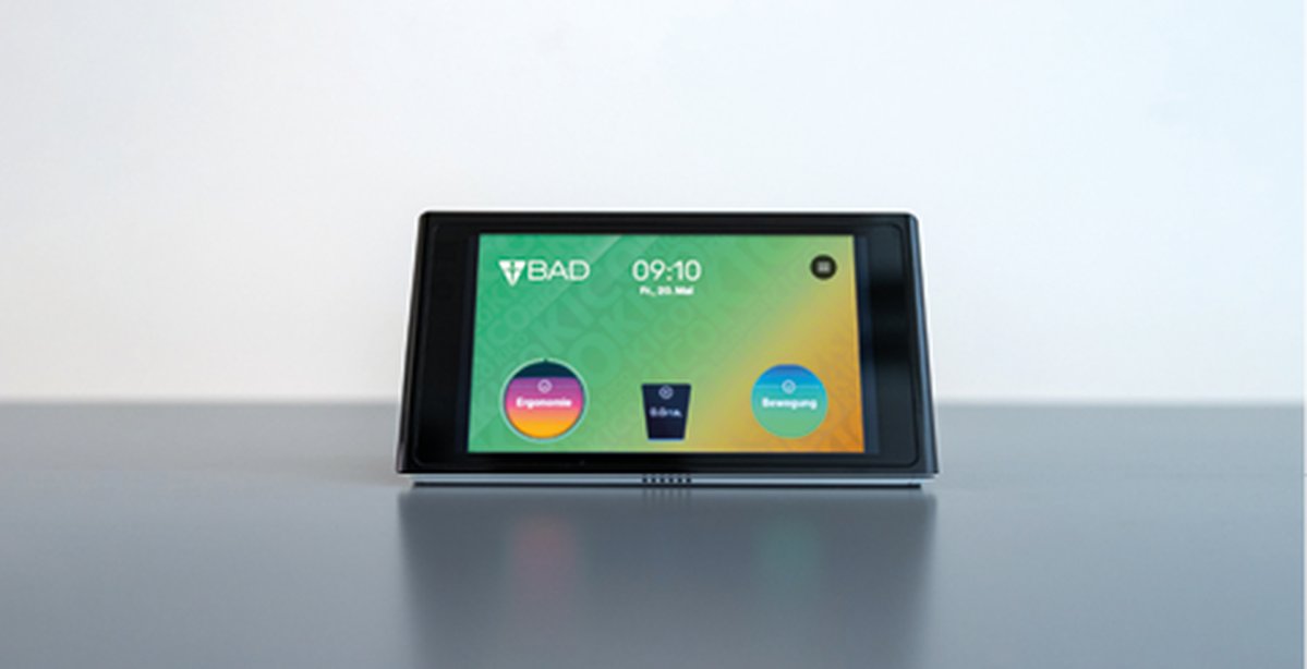 Ein Tablet ist zu sehen mit der Uhrzeit 09:10 und dem B.A.D Logo