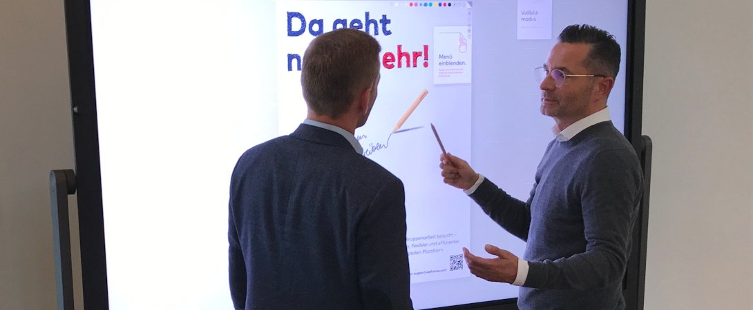 ELO-Trainerumfrage zeigt, wo es 2025 noch immer klemmt Raphael Werder an einem Whiteboard mit einer weiteren Person
