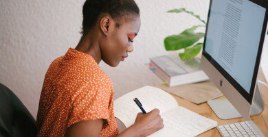 Woman sitting at the desk, stuyding