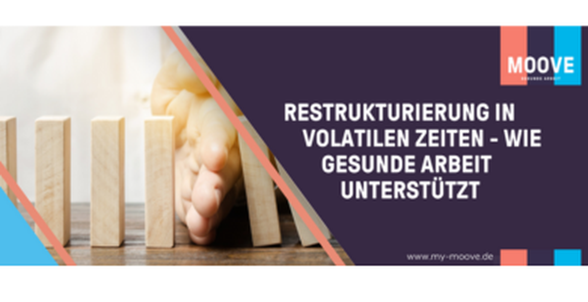 Domino Steine welche fallen und in der Mitte ist eine Hand und stoppt den Fall von diesen Steinen