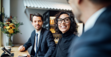 3 Personen arbeiten gemeinsam