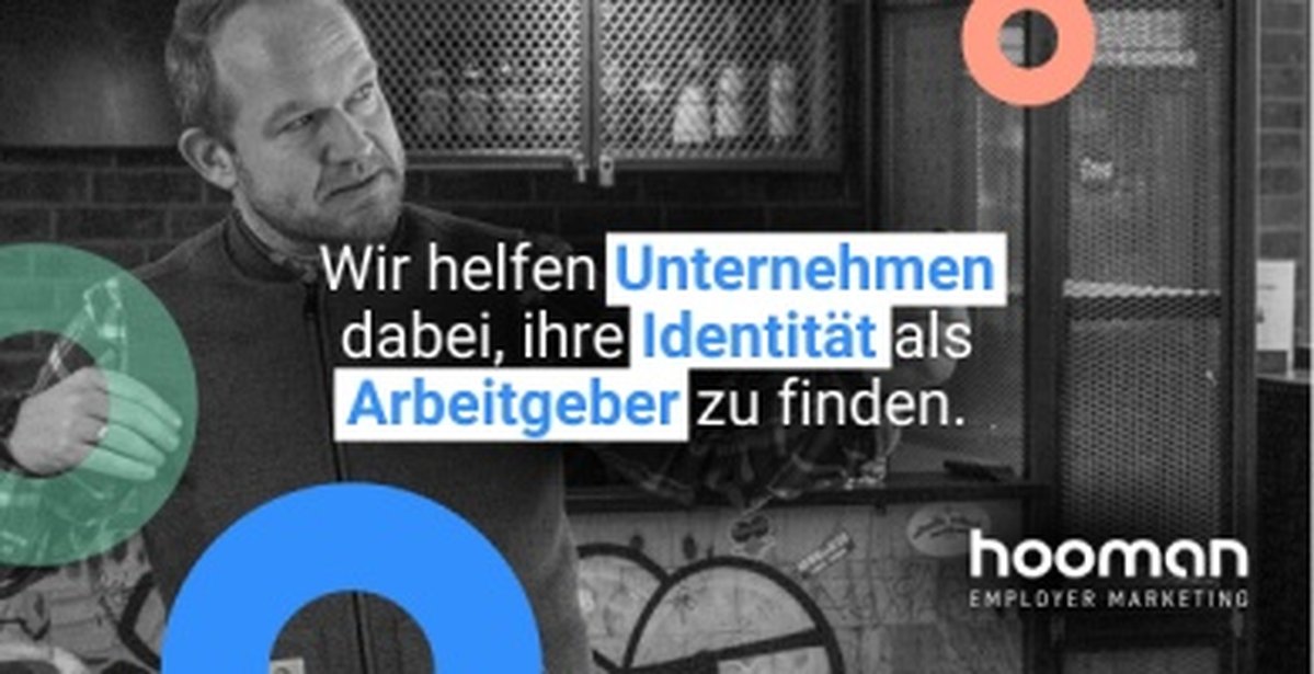 Das bild ist schwarzweiß mit einem Mann und bunten Greisen