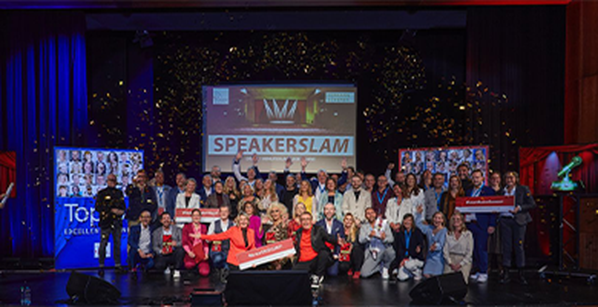 Ein Gruppenfoto der Jury und Teilnehmer beim Speakers Excellence Slam