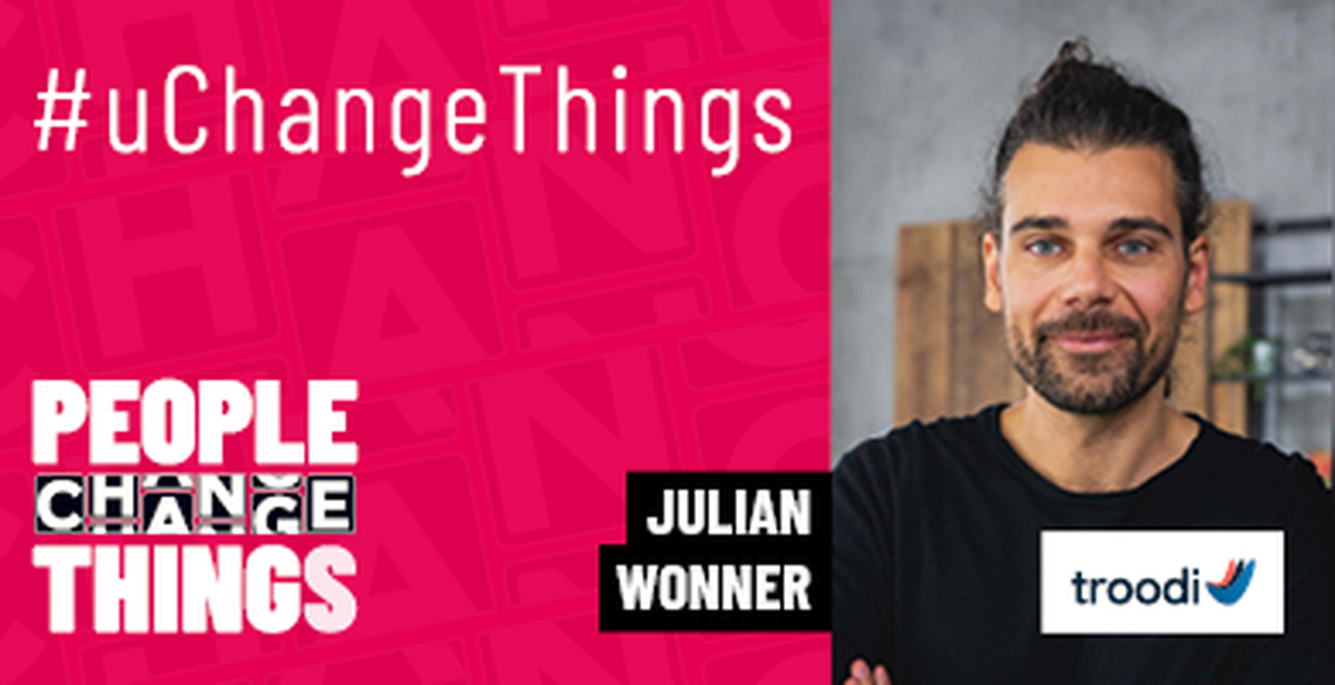 links ist der Hintergrund Pink und es steht People change Thinks und rechts ein Bild von Julian