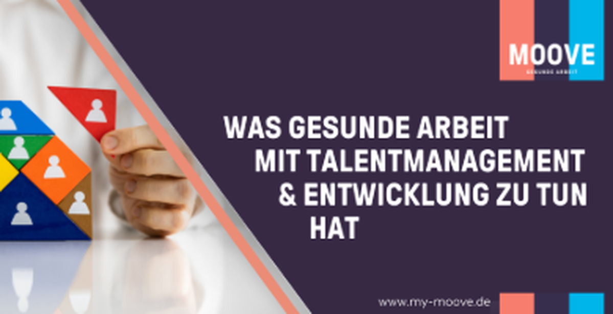 Eine Hand hebt ein Quadrat in verschiedene Farben und in der Ecke ist das Logo vom Unternehmen