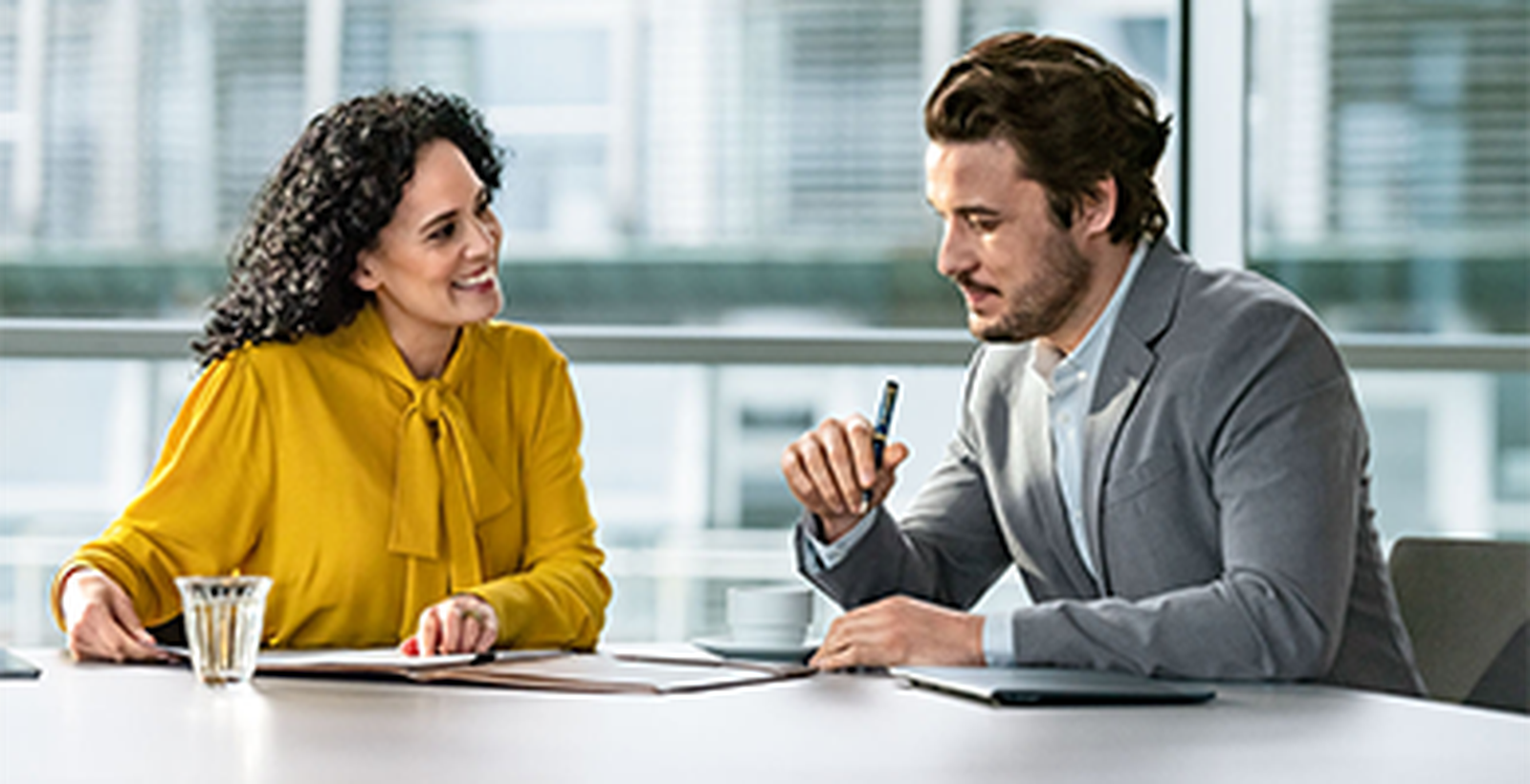 Mitarbeiter sitzen gemeinsam am Tisch